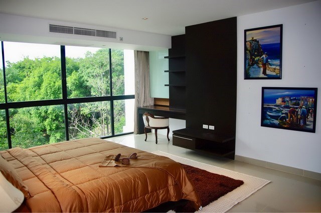Condominium for sale Jomtien showing the bedroom and office area 