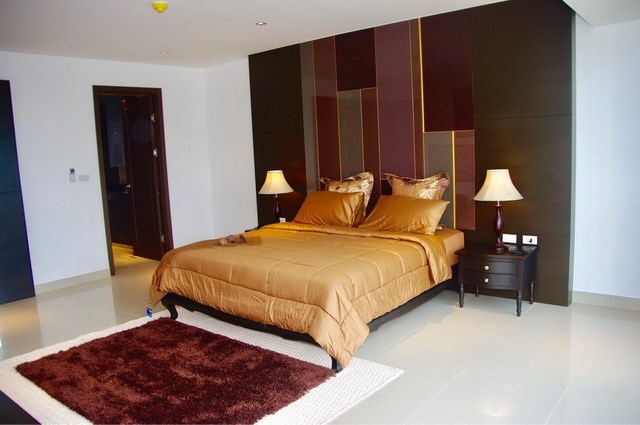 Condominium for sale Jomtien showing the master bedroom with walk-in wardrobes Condominium for sale Jomtien showing the master bedroom with walk-in wardrobes