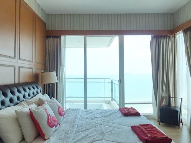 Condominium for sale Jomtien Pattaya showing the master bedroom with sea-view 