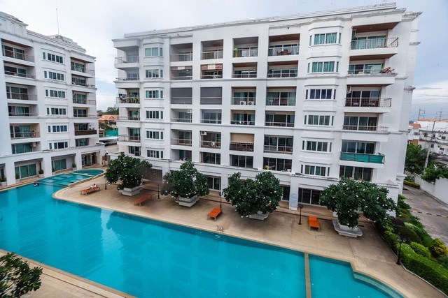 Condominium for sale Jomtien Pattaya showing the pool and condo buildings