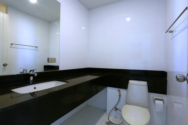 Condominium For Sale Pattaya showing the second bathroom