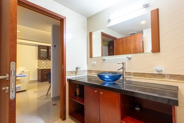 Condominium for sale Pattaya showing the bathroom Condominium for sale Pattaya showing the bathroom