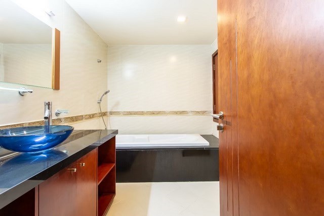 Condominium for sale Pattaya showing the bathroom with bathtub Condominium for sale Pattaya showing the bathroom with bathtub