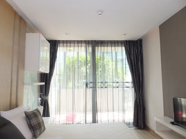 Condominium for sale Central Pattaya showing the bedroom and balcony 
