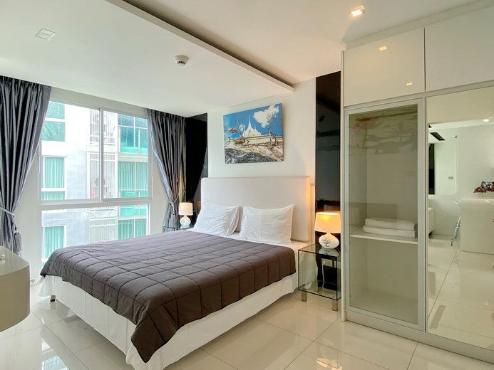 Condominium for sale Pattaya showing the bedroom with built-in wardrobes 