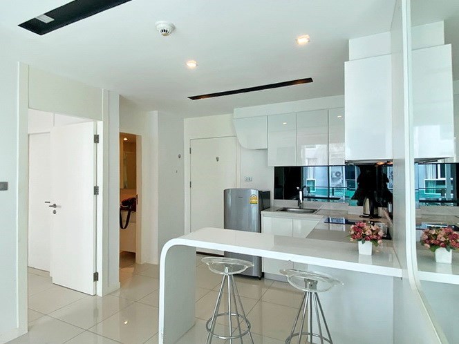 Condominium for sale Pattaya showing the dining and kitchen areas 