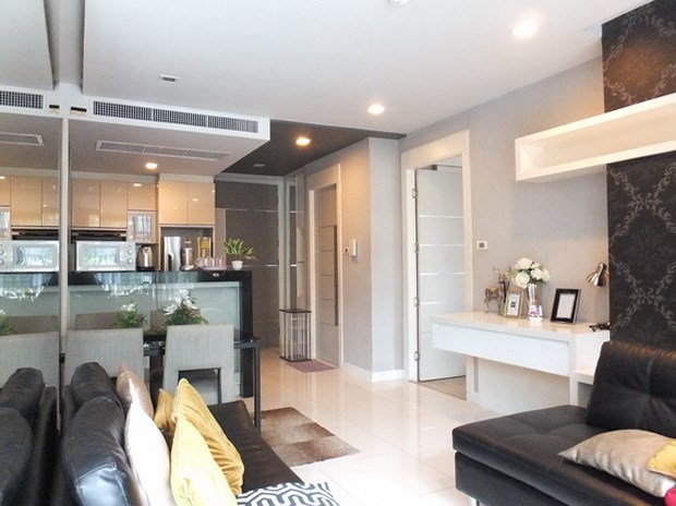 Condominium for sale Central Pattaya showing the living, dining and kitchen areas 
