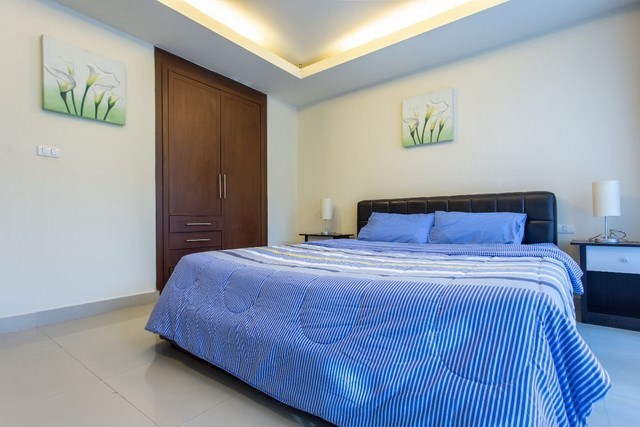 Condominium for sale Pattaya showing the master bedroom and built-in wardrobes 