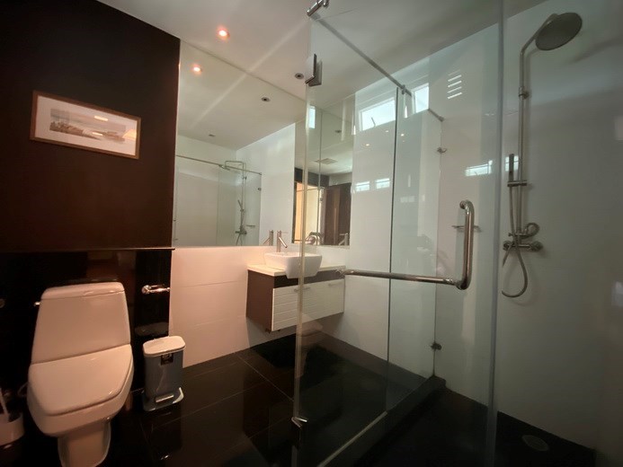 Condominium for Sale Naklua Ananya showing the second bathroom 