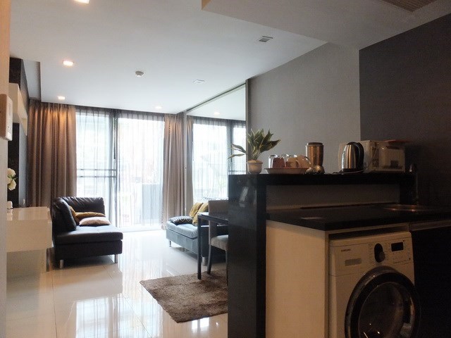 Condominium for rent Central Pattaya showing the open plan living area