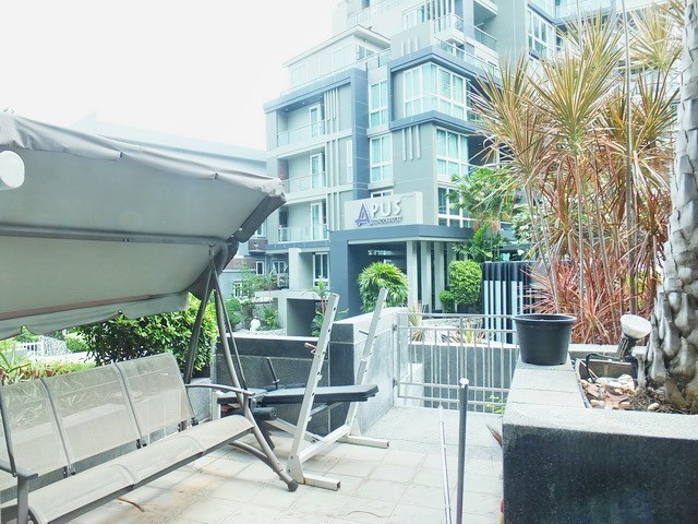 Condominium for rent Central Pattaya showing the direct swimming pool access 
