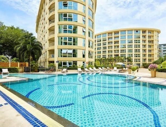 Condominium for sale Pattaya showing the communal pool Condominium for sale Pattaya showing the communal pool