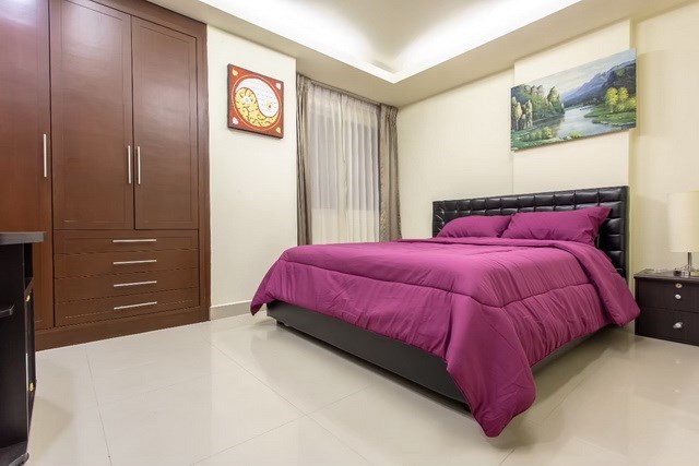 Condominium for sale Pattaya showing the second bedroom with built-in wardrobes Condominium for sale Pattaya showing the second bedroom with built-in wardrobes