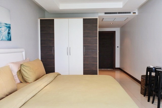 Condominium for sale Pattaya showing the second bedroom suite