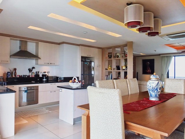 Condominium for Sale Pratumnak Hill showing the dining and kitchen 