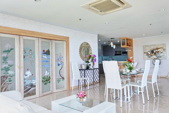 Condominium for sale Pratumnak Pattaya showing the dining area