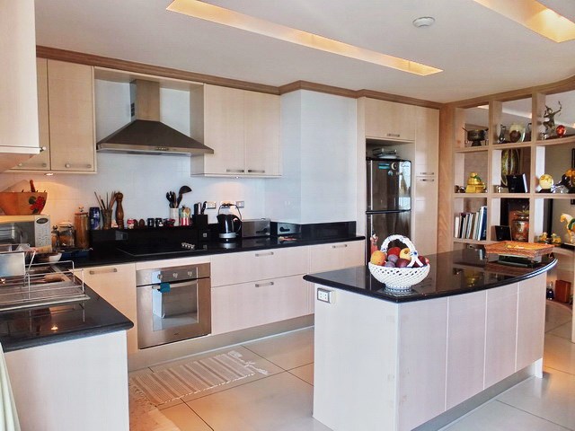 Condominium for Sale Pratumnak Hill showing the kitchen 
