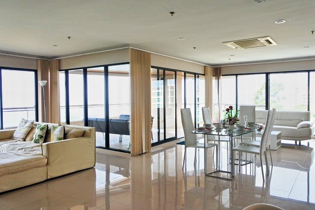Condominium for sale Pratumnak Pattaya showing the large living area