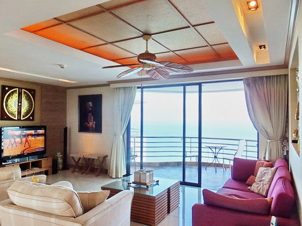Condominium for Sale Pratumnak Hill showing the living room 