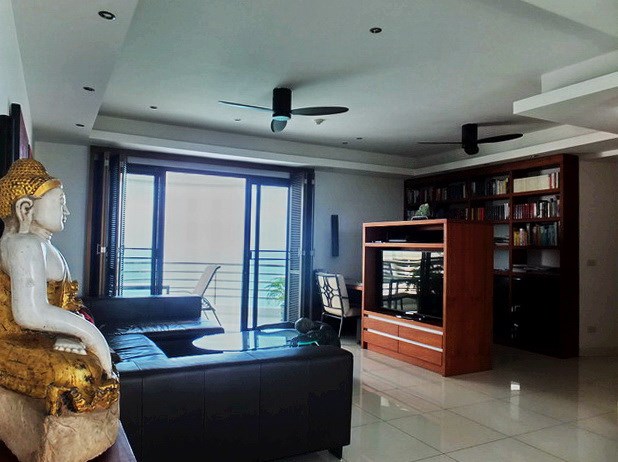 Condominium for Sale Pratumnak Hill showing the living room 