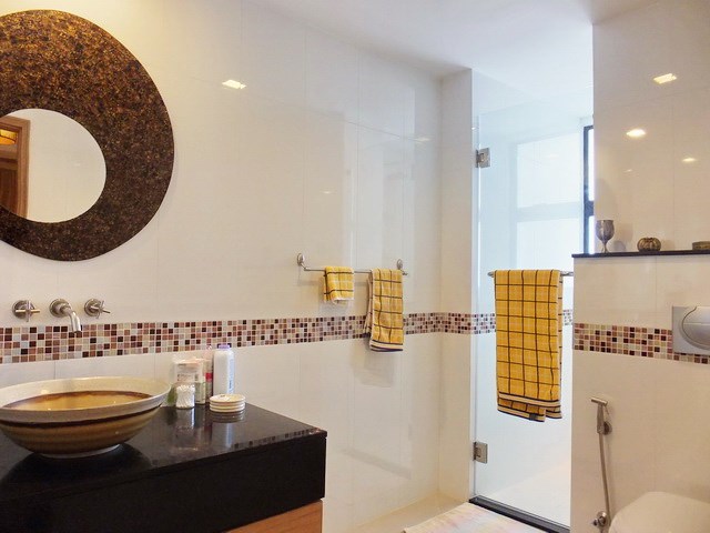 Condominium for Sale Pratumnak Hill showing the master bathroom 