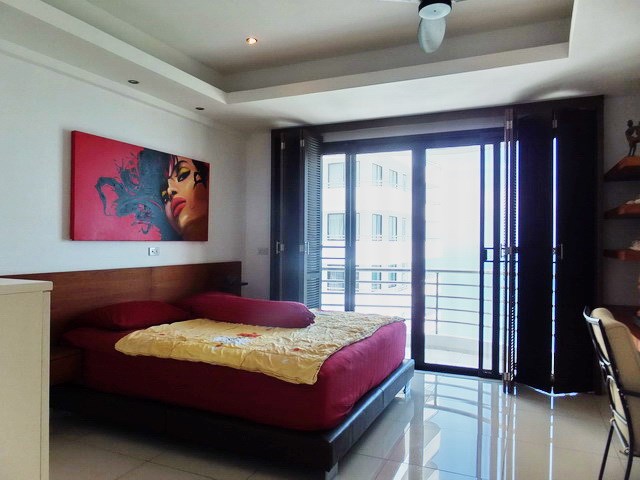 Condominium for Sale Pratumnak Hill showing the master bedroom 