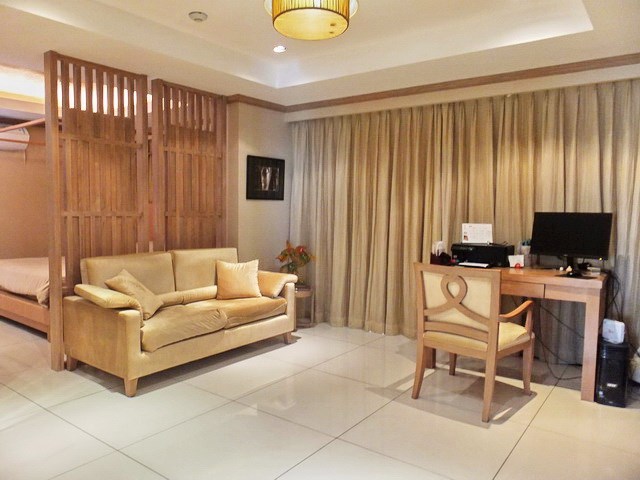 Condominium for Sale Pratumnak Hill showing the master bedroom 