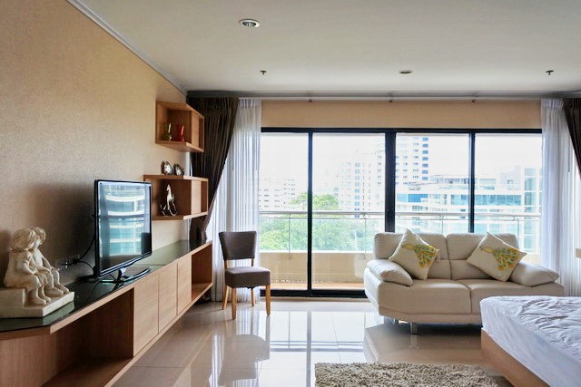 Condominium for sale Pratumnak Pattaya showing the master bedroom suite