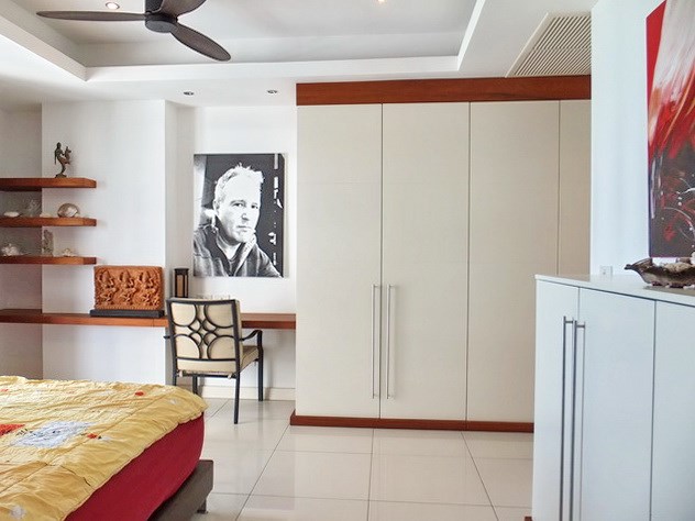 Condominium for Sale Pratumnak Hill showing the master bedroom with built-in wardrobe 
