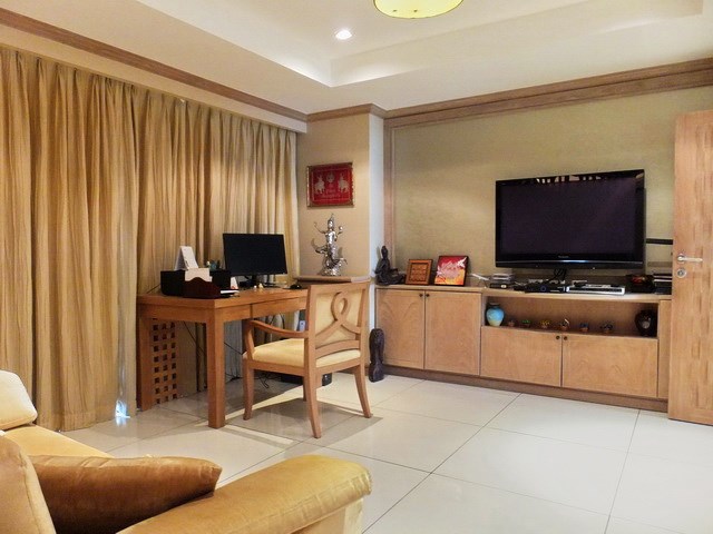 Condominium for Sale Pratumnak Hill showing the master bedroom lounge area 