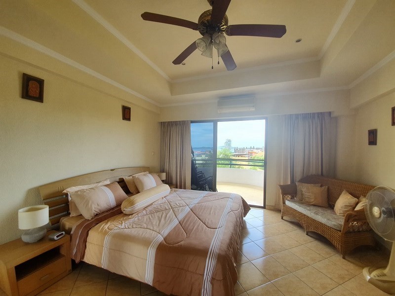 Condominium for sale Pratumnak Pattaya showing the bedroom with balcony Condominium for sale Pratumnak Pattaya showing the bedroom with balcony