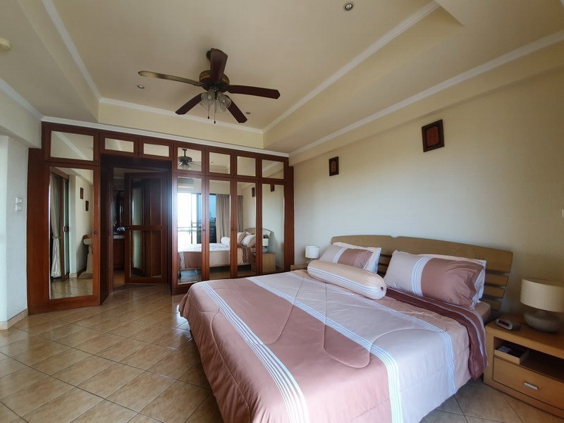 Condominium for sale Pratumnak Pattaya showing the bedroom with built-in wardrobes Condominium for sale Pratumnak Pattaya showing the bedroom with built-in wardrobes