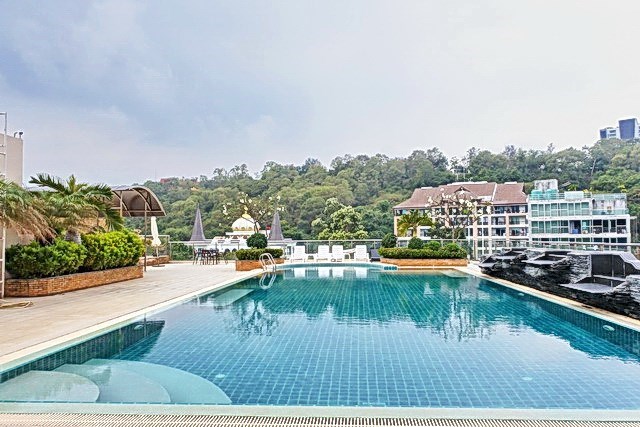 Condominium for sale Pratumnak Pattaya showing the communal swimming pool 