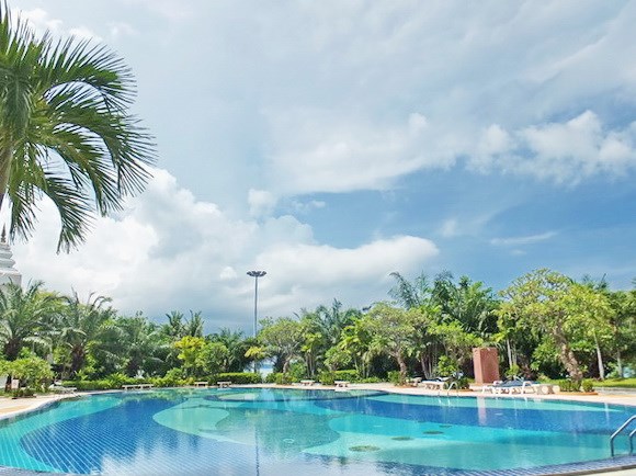 Condominium for sale Pratumnak Pattaya showing the communal swimming pool 