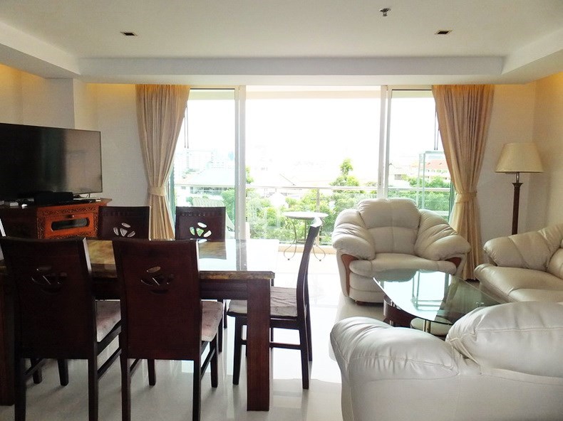 Condominium for sale Pratumnak Pattaya showing the living, dining and balcony 