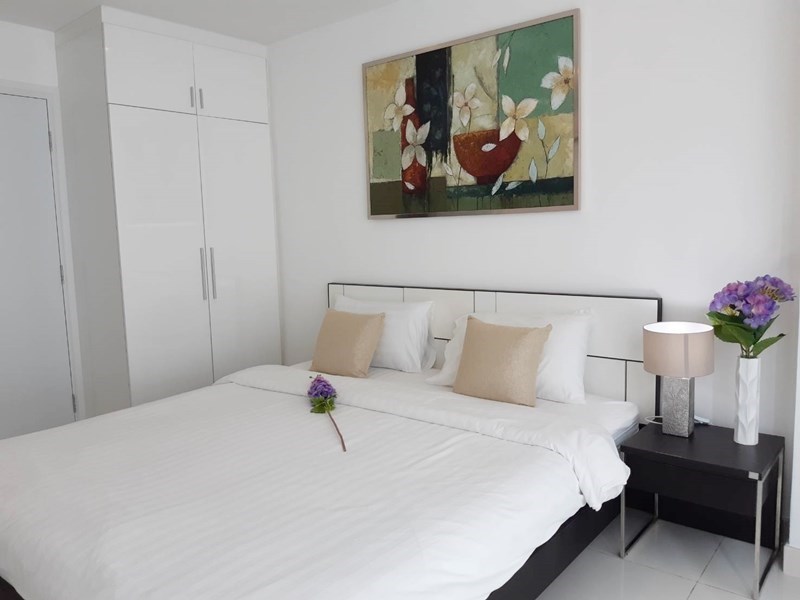Condominium for sale Pratumnak Pattaya showing the master bedroom and built-in wardrobes Condominium for sale Pratumnak Pattaya showing the master bedroom and built-in wardrobes