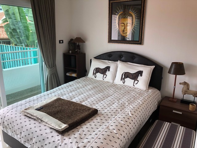 Condominium for sale Pratumnak Hill showing the second bedroom and balcony Condominium for sale Pratumnak Hill showing the second bedroom and balcony