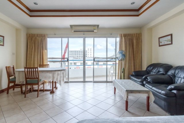 Condominium for sale The Peak Pattaya showing the balcony