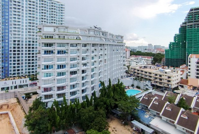 Condominium for sale The Peak Pattaya showing the condo building
