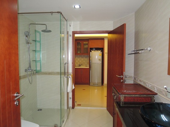 Condominium for Rent Pattaya showing the bathroom with 2 door entry