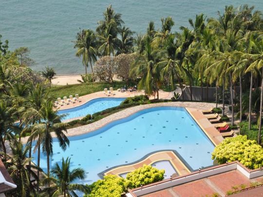 Condominium for rent Pattaya Royal Cliff showing the communal pool Condominium for rent Pattaya Royal Cliff showing the communal pool