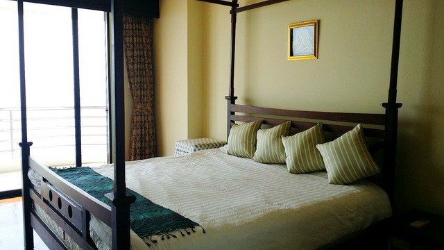 Condominium for rent Pattaya Royal Cliff showing the master bedroom with balcony Condominium for rent Pattaya Royal Cliff showing the master bedroom with balcony