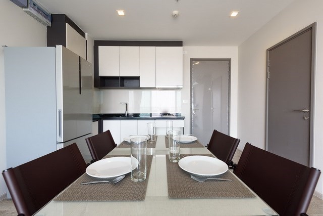 Condominium for rent Pattaya showing the dining and kitchen areas Condominium for rent Pattaya showing the dining and kitchen areas
