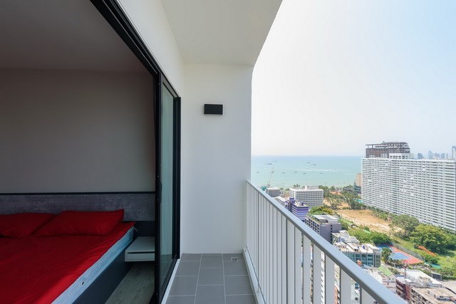 Condominium for rent Pattaya showing the master bedroom and balcony Condominium for rent Pattaya showing the master bedroom and balcony