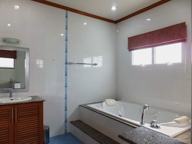 House for rent East Pattaya showing the master bathroom 