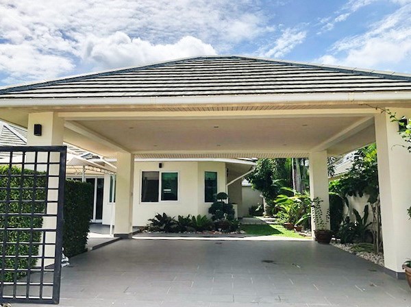 House for rent East Pattaya showing the carport House for rent East Pattaya showing the carport