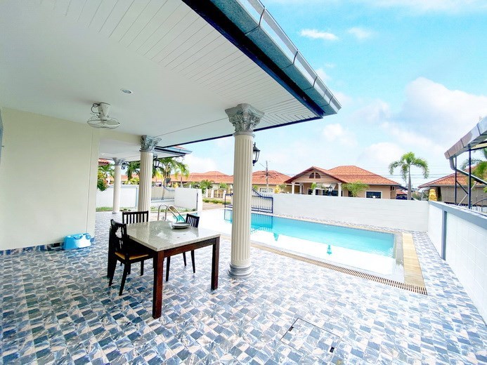 House for rent East Pattaya showing the terrace and pool 