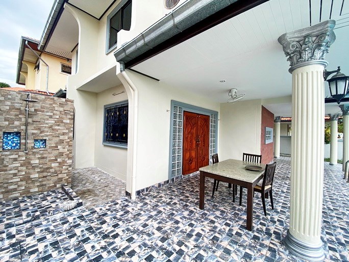 House for rent East Pattaya showing the poolside shower and terrace 