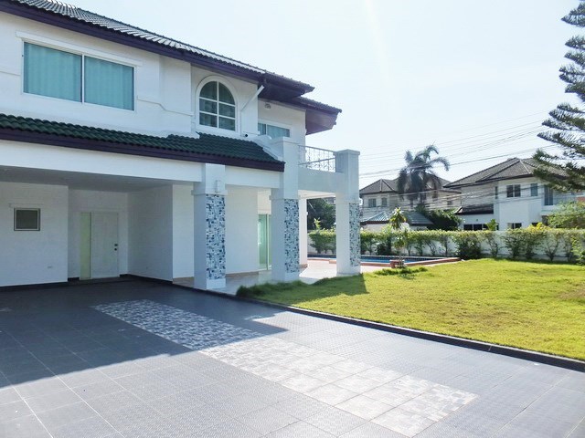 House for rent East Pattaya showing the carport and garden