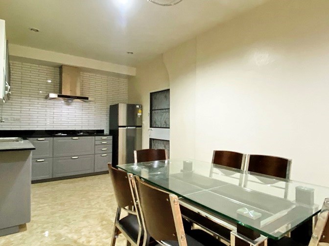 House for rent East Pattaya showing the dining and kitchen 